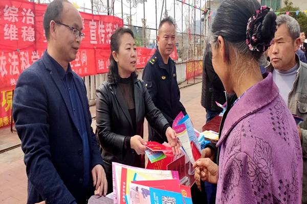 县司法局开展“法援惠民生 服务农民工”公益法律服务宣传活动