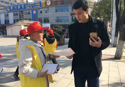 怀化消防“学雷锋日”在行动 发放宣传资料4000余份，安全知识暖人心